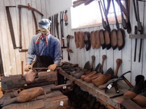 atelier du sabotier au musée de l'artisanat rural ancien de Tigy