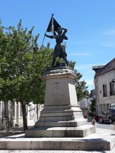 statue de Jeanne d'Arc sur la place du Martroy à Jargeau