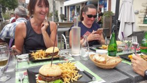 déjeuner en terrasse à l'auberge du port à Châteauneuf-sur-Loire
