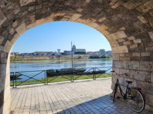 Loire à vélo sous l'arche à Barrault à Jargeau