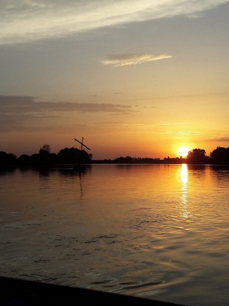 Balade au crépuscule à bord d'un bateau traditionnel sur la Loire avec les passeurs de Loire